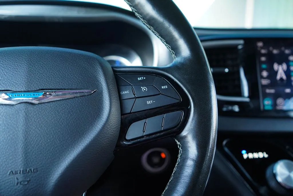 Chrysler Pacifica photo 32