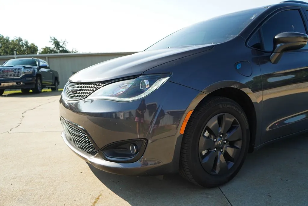 Chrysler Pacifica photo 18