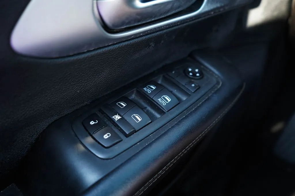 Chrysler Pacifica photo 30