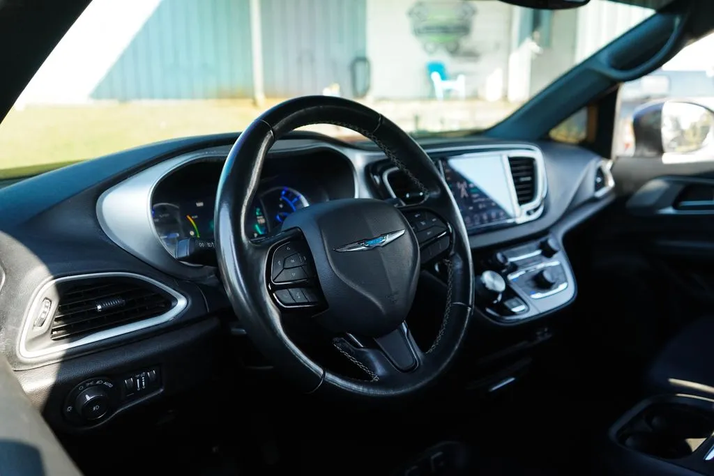 Chrysler Pacifica photo 6