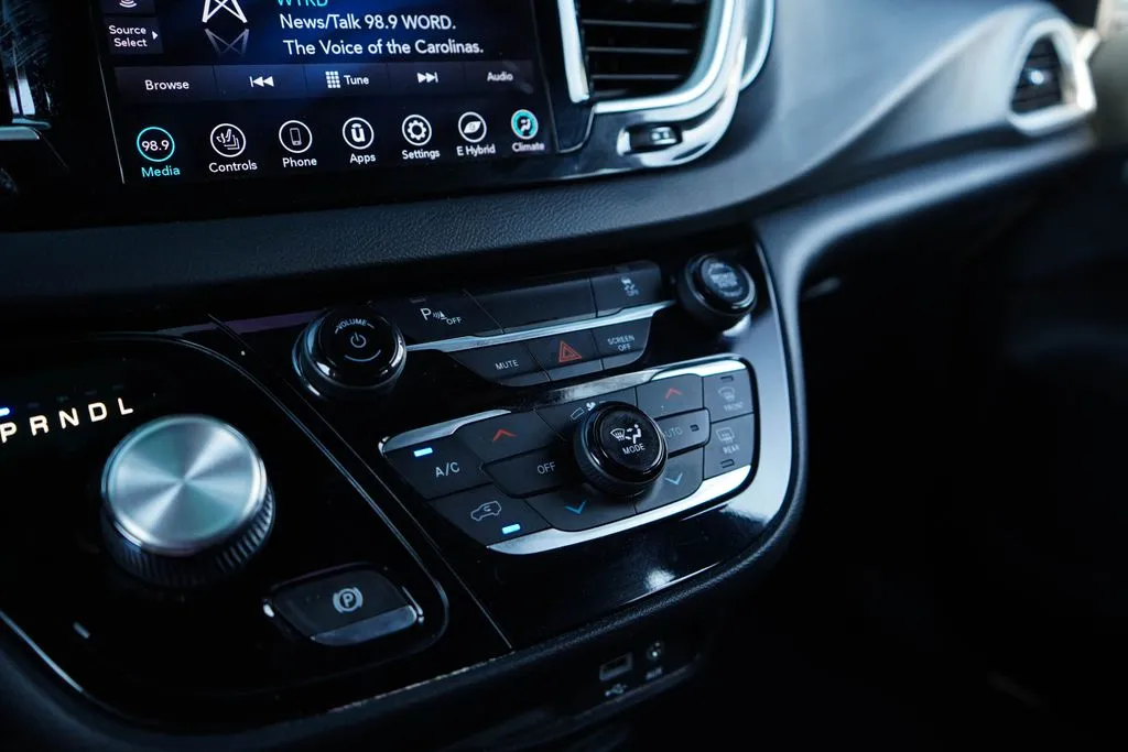 Chrysler Pacifica photo 27