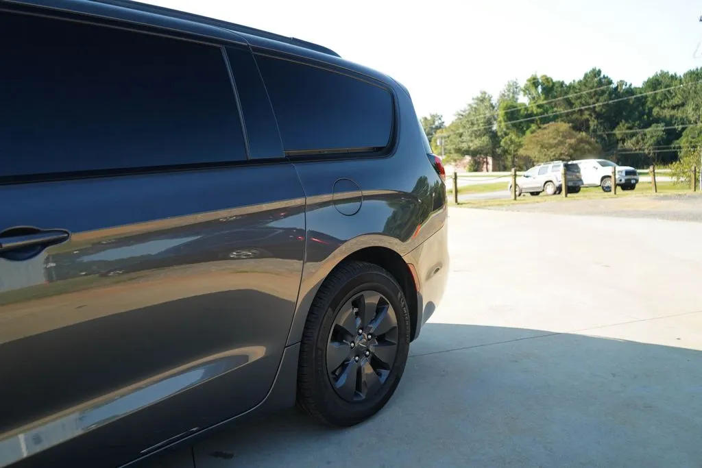 Chrysler Pacifica photo 22