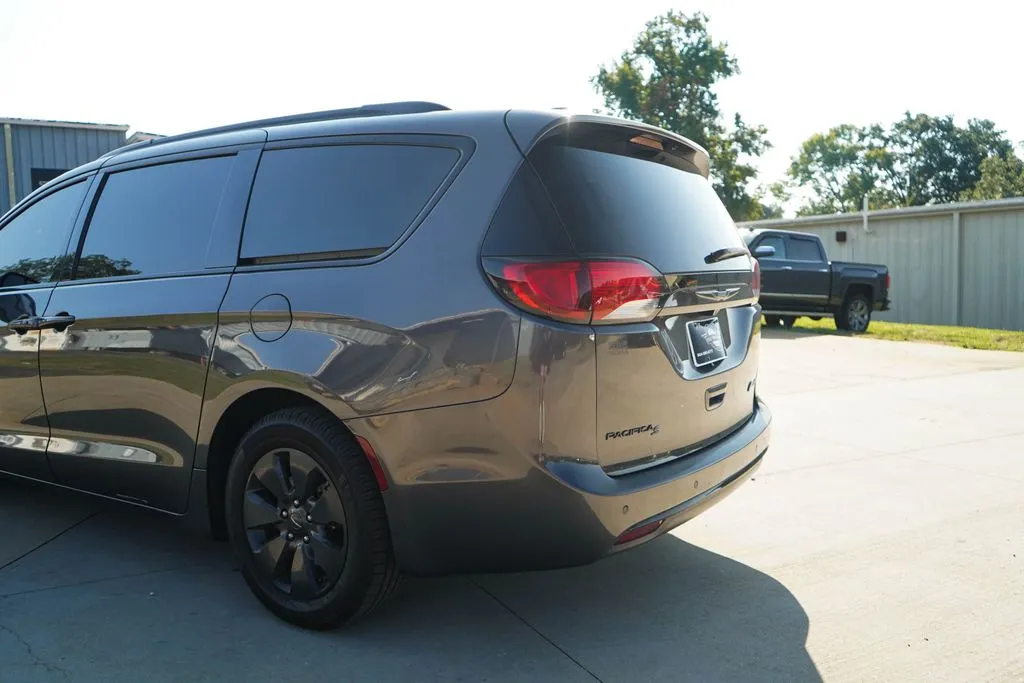 Chrysler Pacifica photo 21