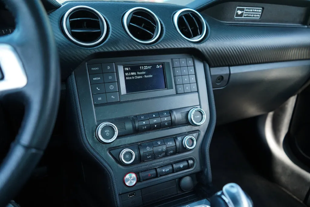 Ford Mustang photo 8