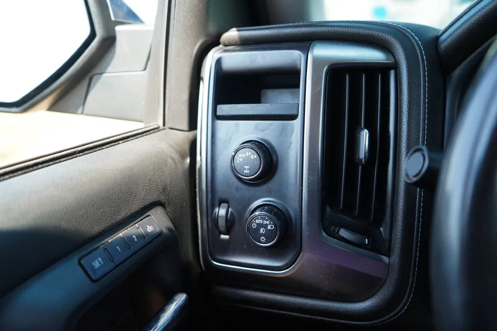 Chevrolet Silverado photo 29