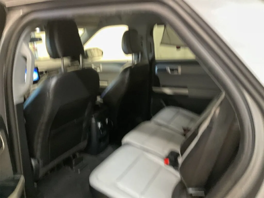 Ford Explorer photo 7