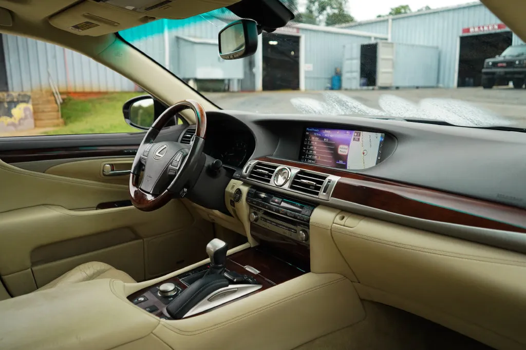 Lexus LS photo 15