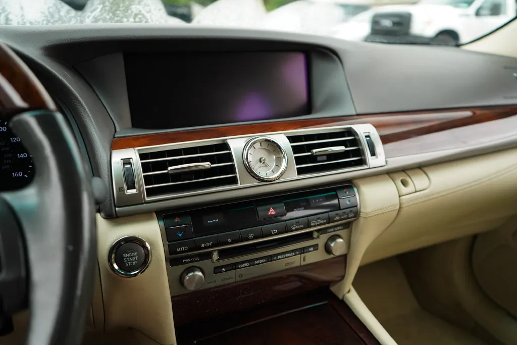 Lexus LS photo 8