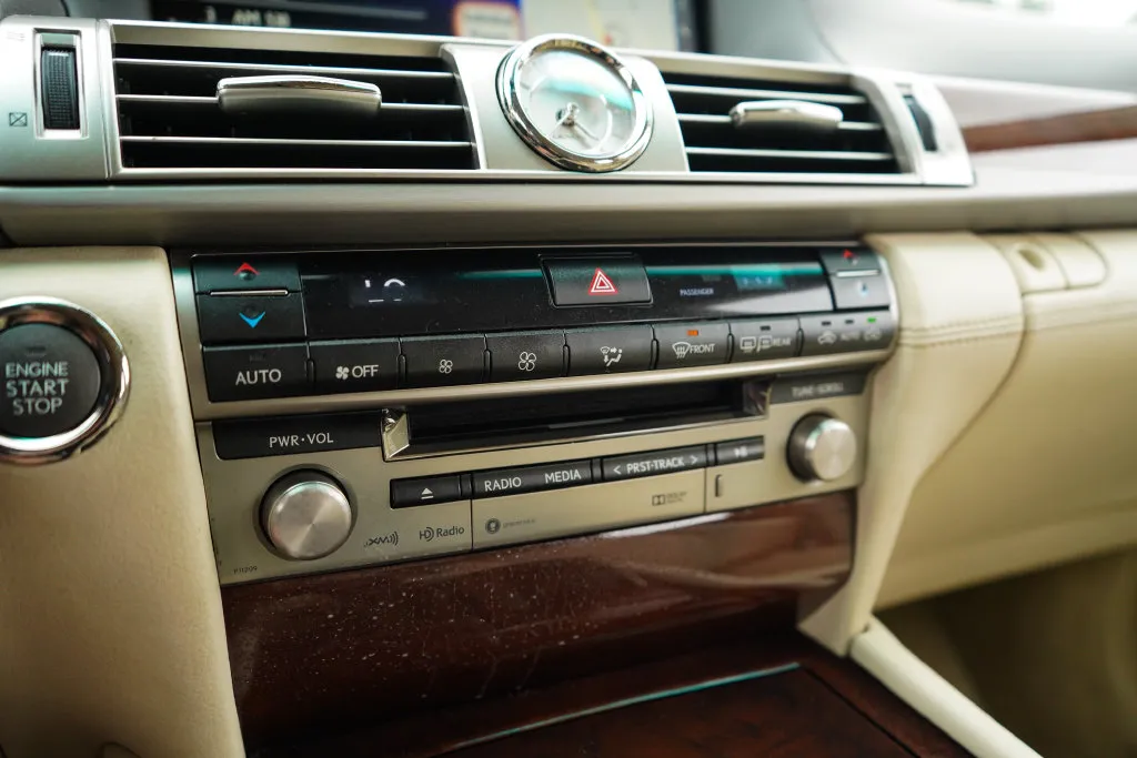 Lexus LS photo 27
