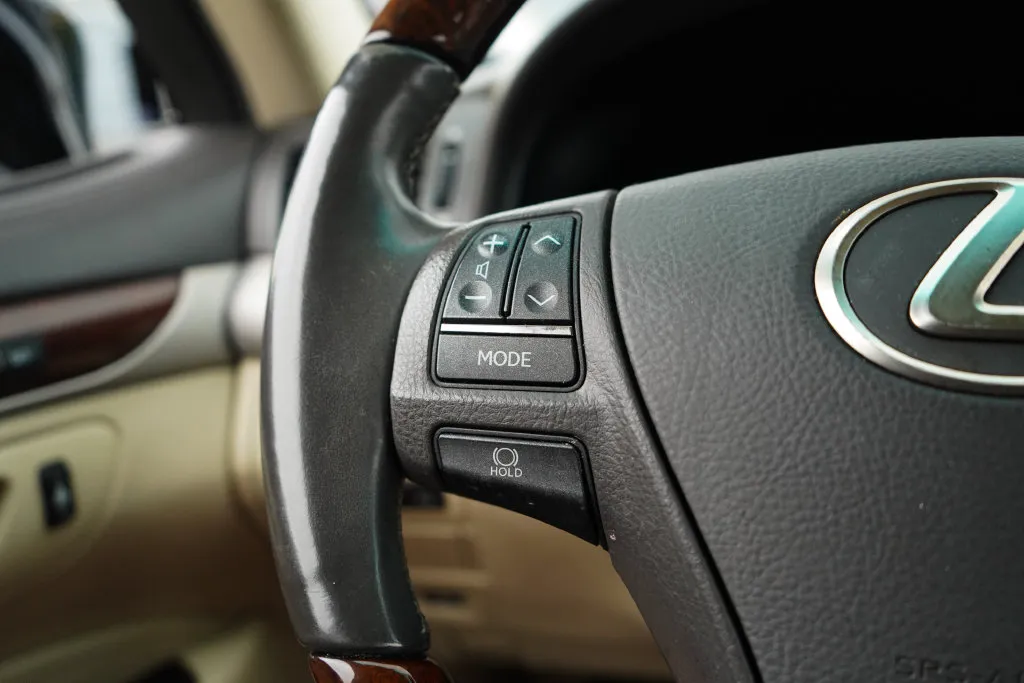 Lexus LS photo 33