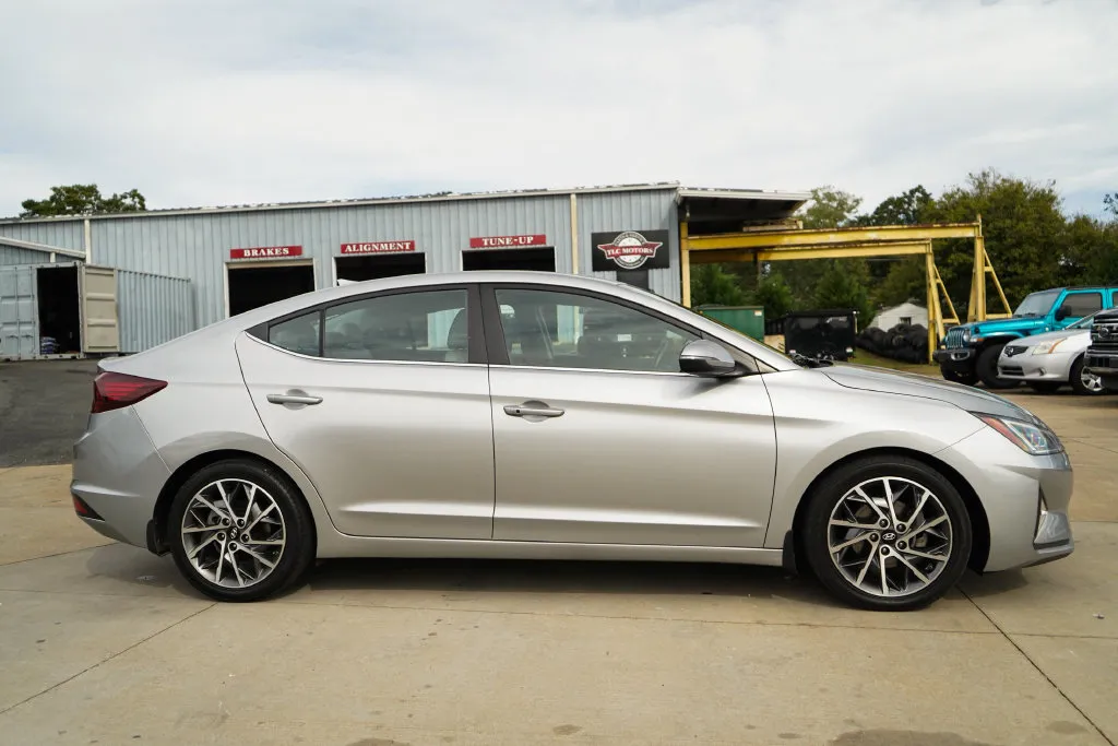 Hyundai Elantra photo 3