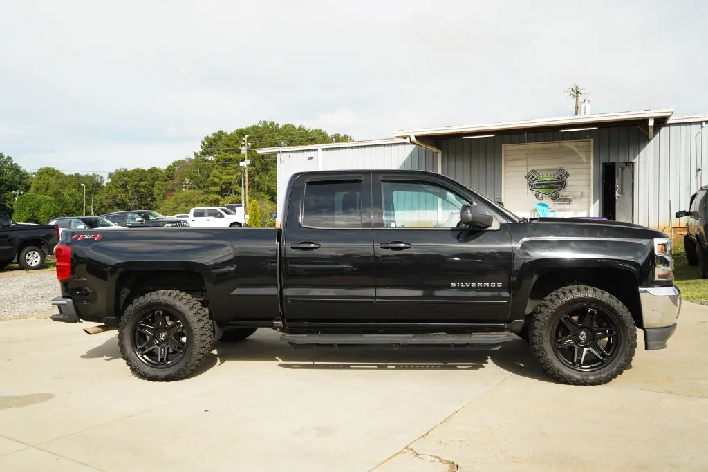 Chevrolet Silverado photo 3