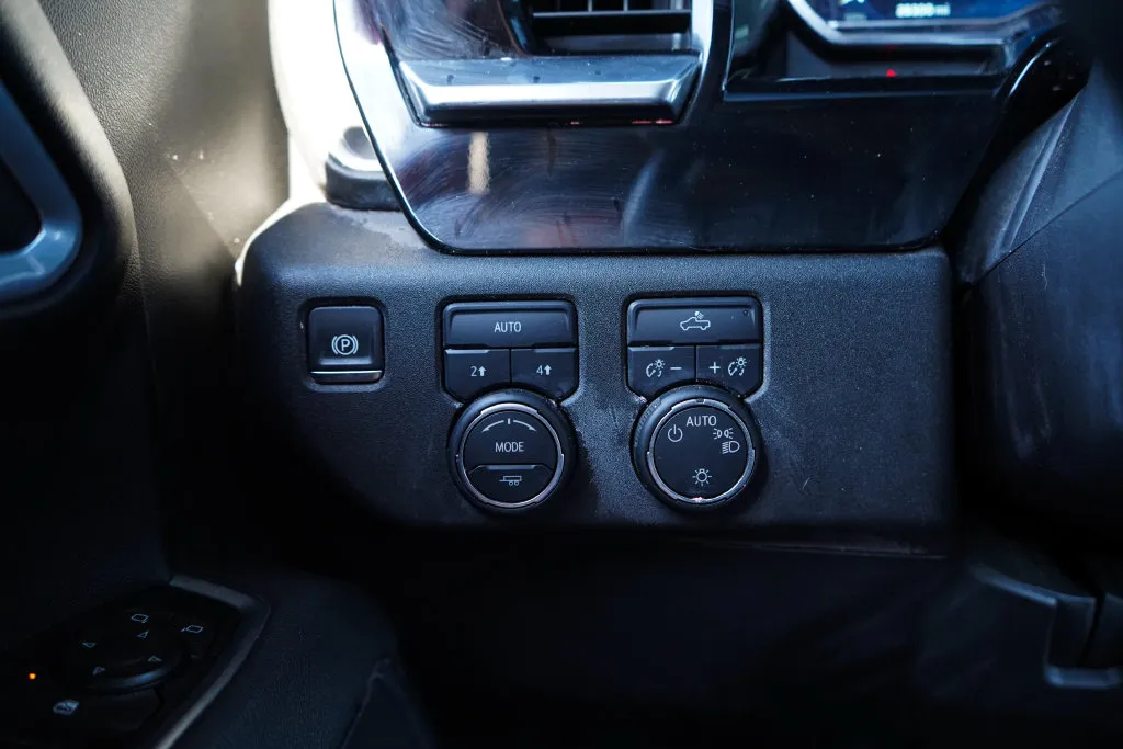Chevrolet Silverado photo 32