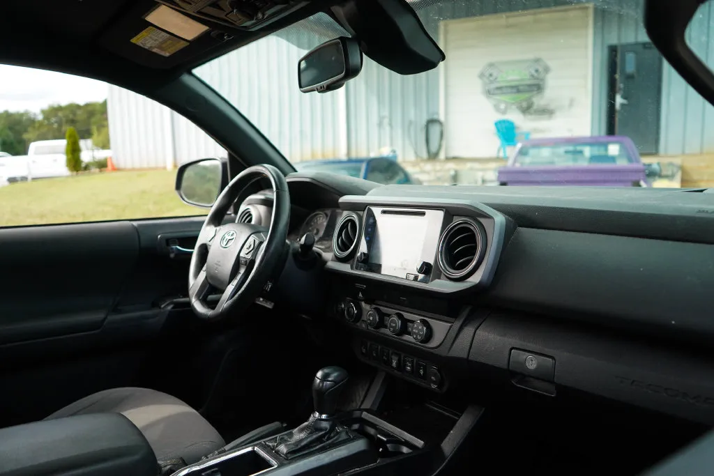 Toyota Tacoma photo 14
