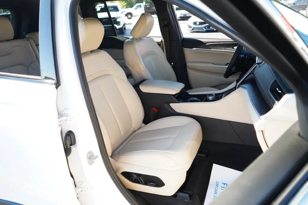 Jeep Grand Cherokee photo 12