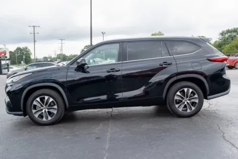 More photos of 2020 Toyota Highlander XLE at TLC Motors, SC