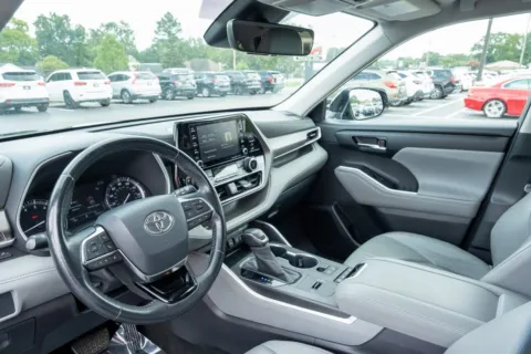 More photos of 2020 Toyota Highlander XLE at TLC Motors, SC