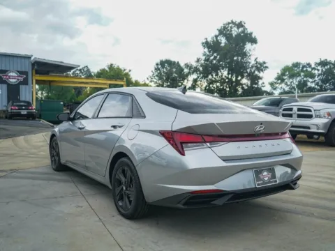 More photos of 2021 Hyundai Elantra SEL at TLC Motors, SC