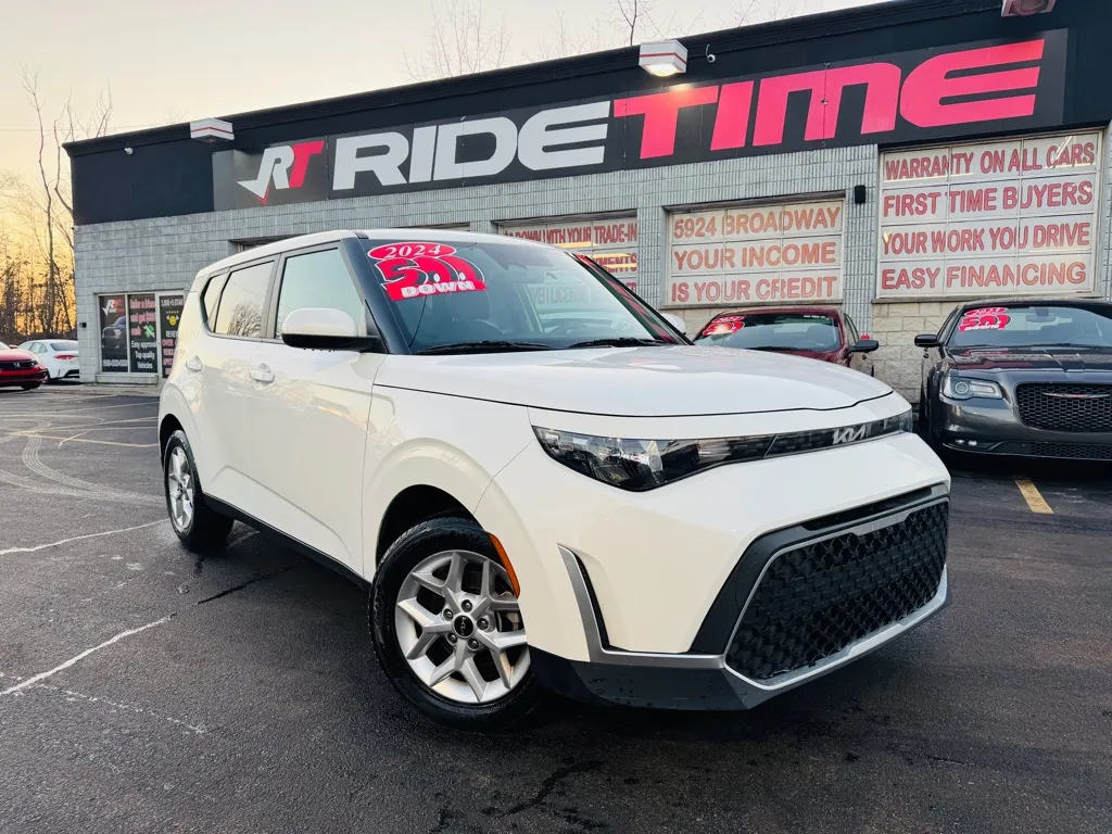 2024 Kia Soul LX's photo