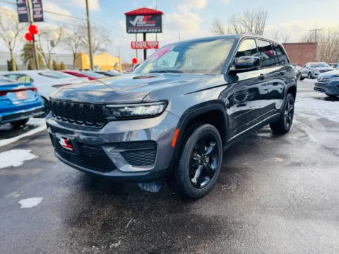 More photos of 2022 JEEP GRAND CHEROKEE ALTITUDE at Ride Time Auto Finance Broadway, IN