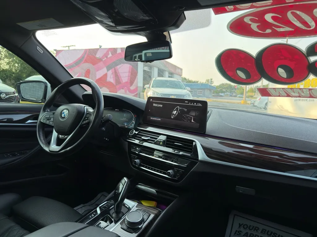 2023 BMW 5 Series 530e - Photo 21