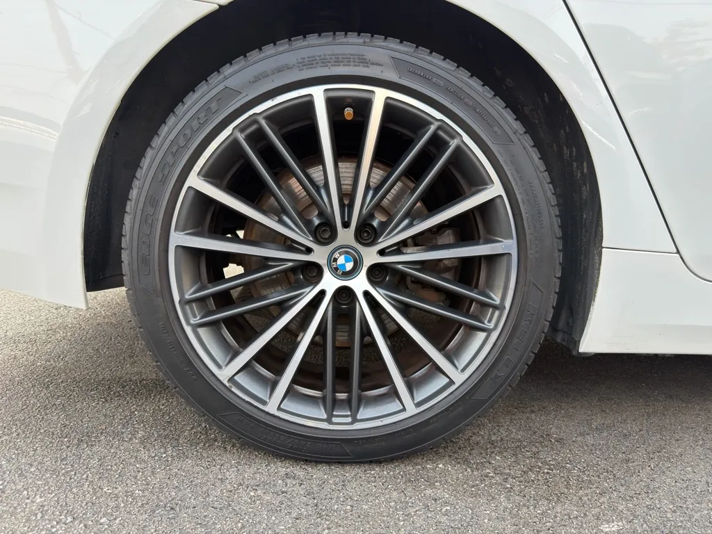 2023 BMW 5 Series 530e - Photo 13