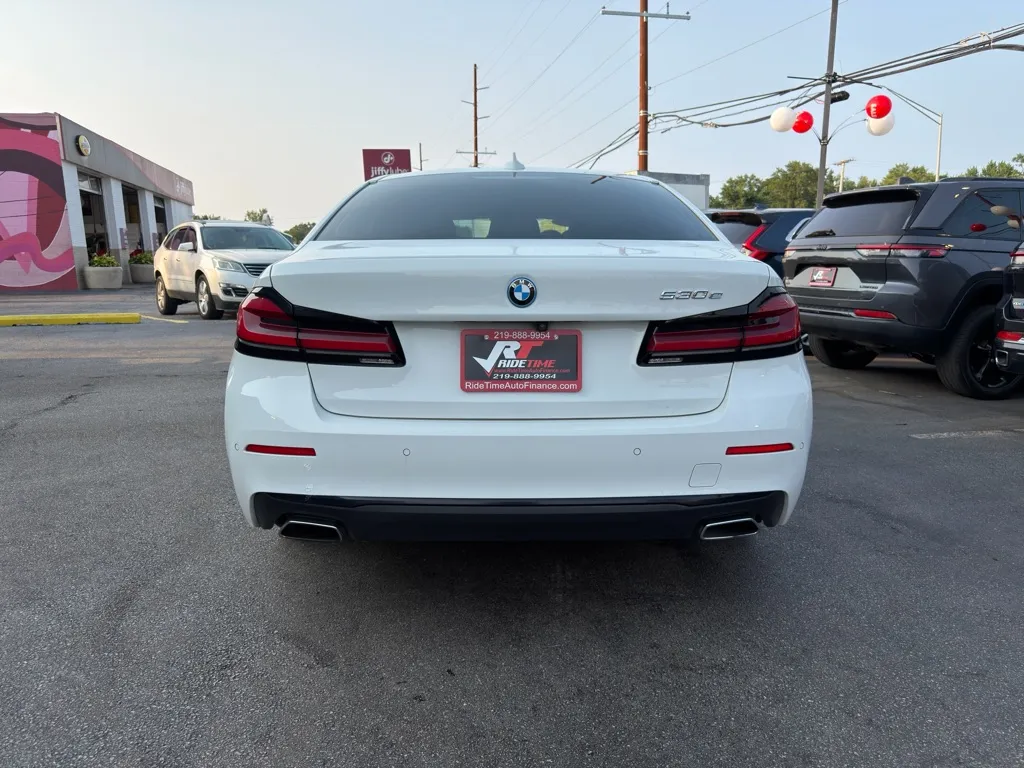 2023 BMW 5 Series 530e - Photo 9