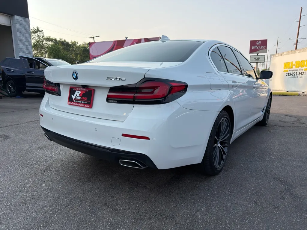 2023 BMW 5 Series 530e - Photo 11