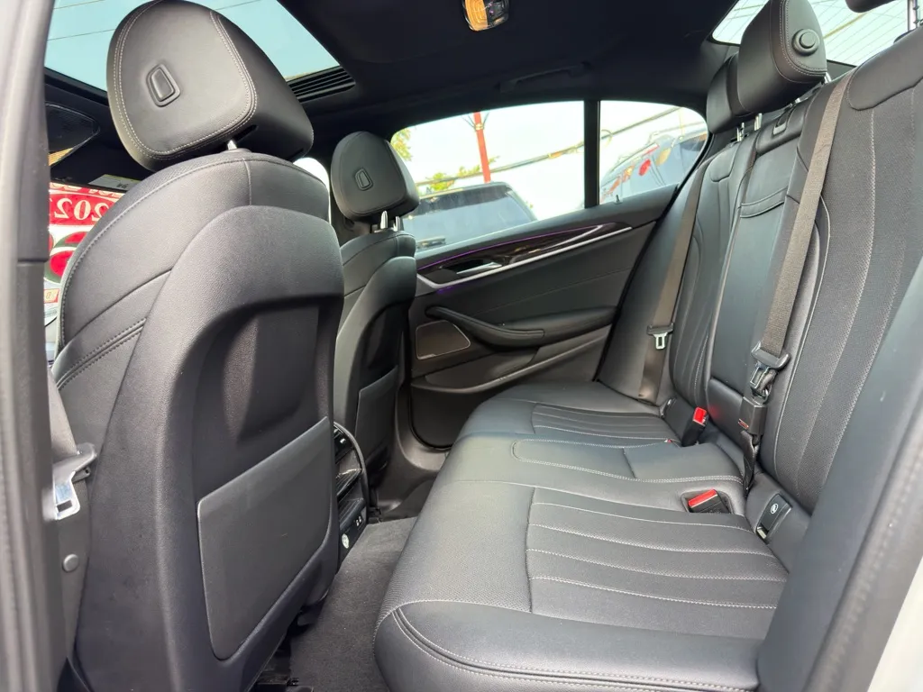 2023 BMW 5 Series 530e - Photo 18
