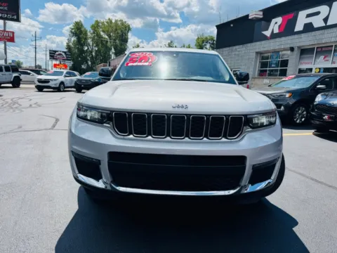 Another view of 2023 JEEP GRAND CHEROKEE LIMITED for sale in Merrillville, IN at Ride Time Auto Finance