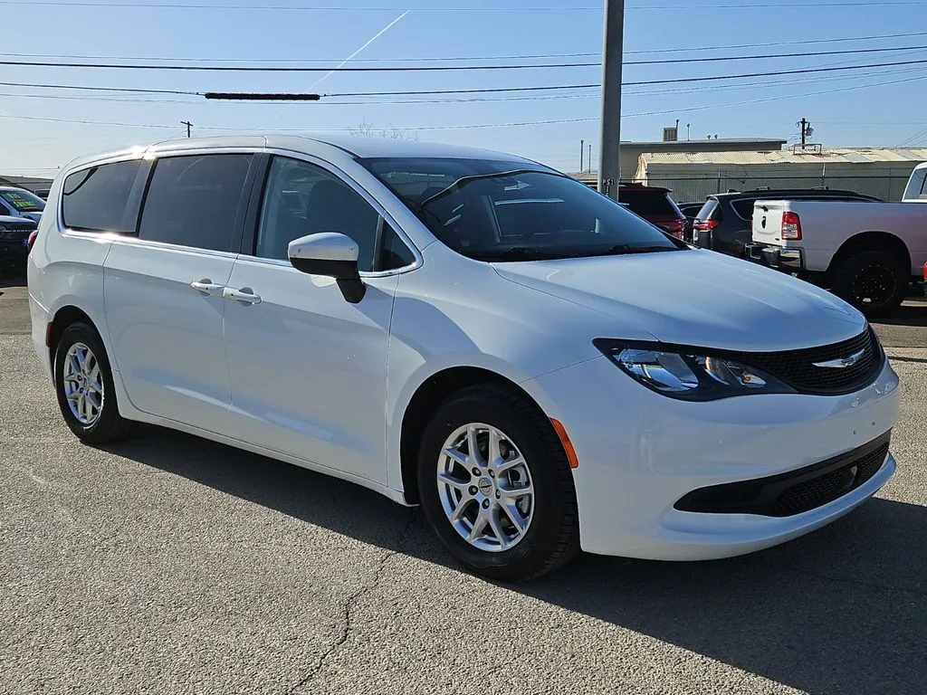 2023 Chrysler Voyager LX