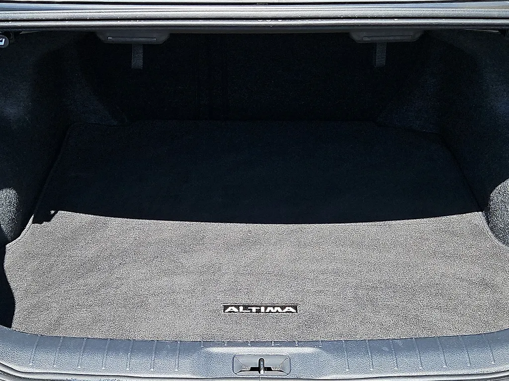 2025 Nissan Altima SV - Photo 10