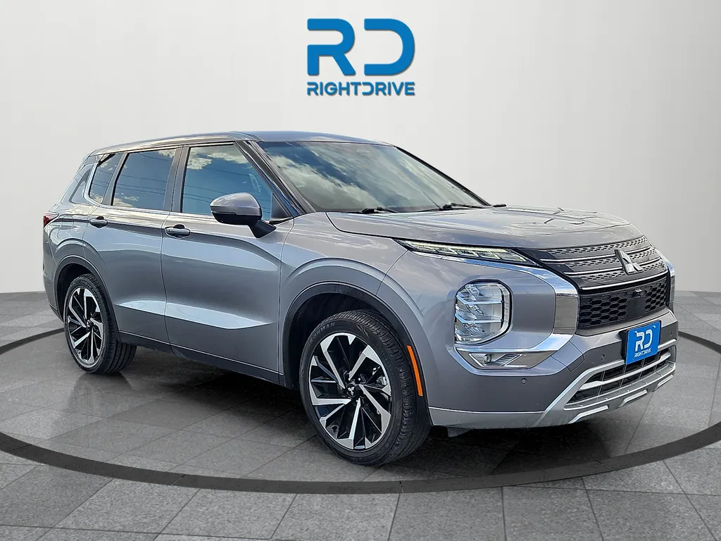 Silver 2023 Mitsubishi Outlander SE for sale in El Paso, TX