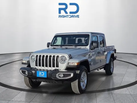 Silver 2023 Jeep Gladiator Sport S for sale in El Paso, TX