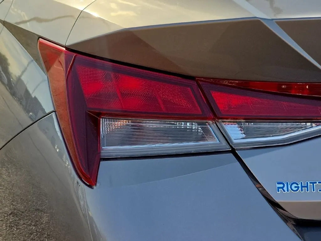Hyundai Elantra photo 10