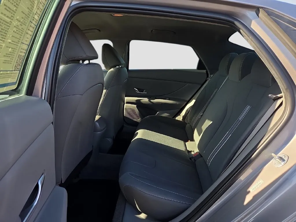 Hyundai Elantra photo 14
