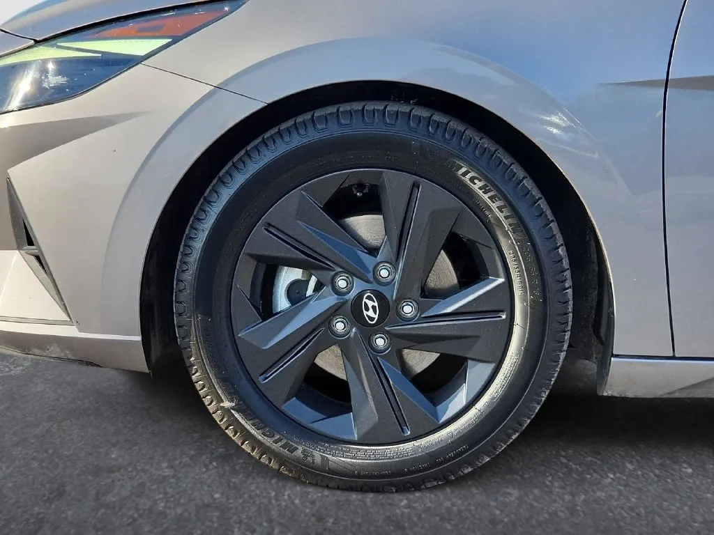 Hyundai Elantra photo 9