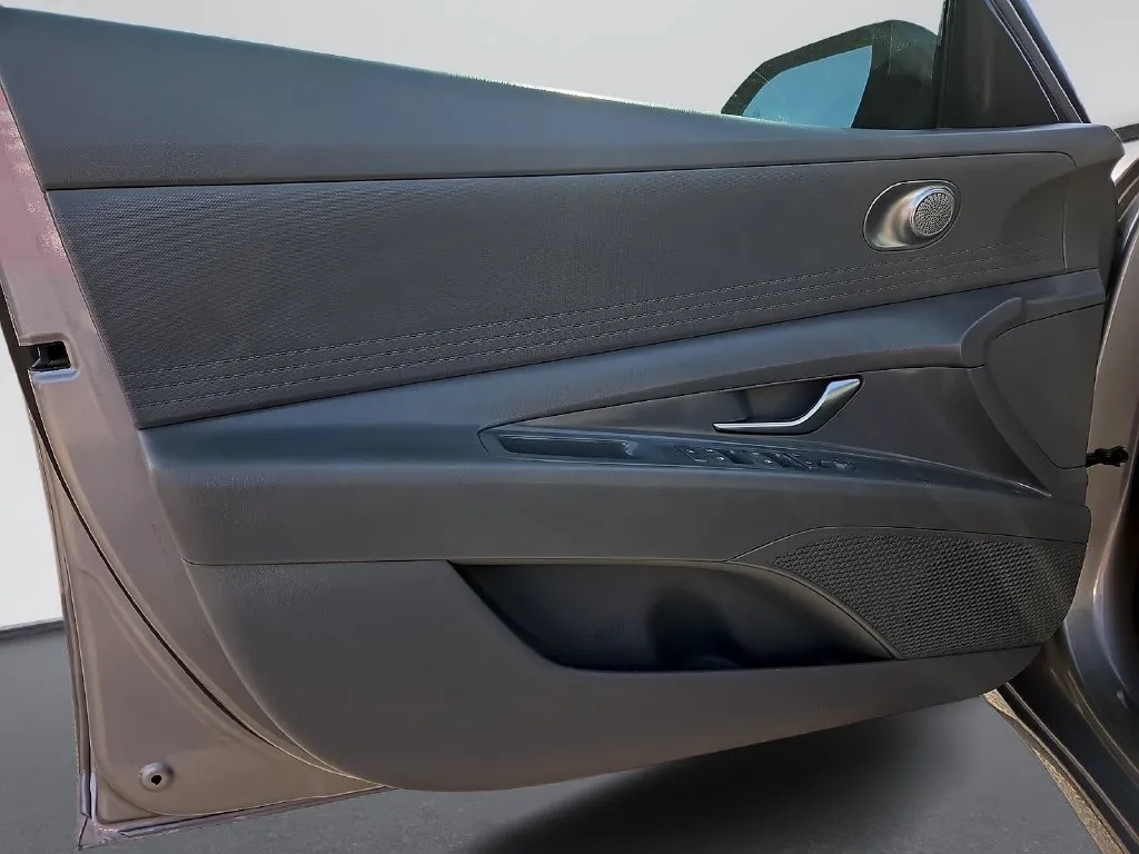 Hyundai Elantra photo 16