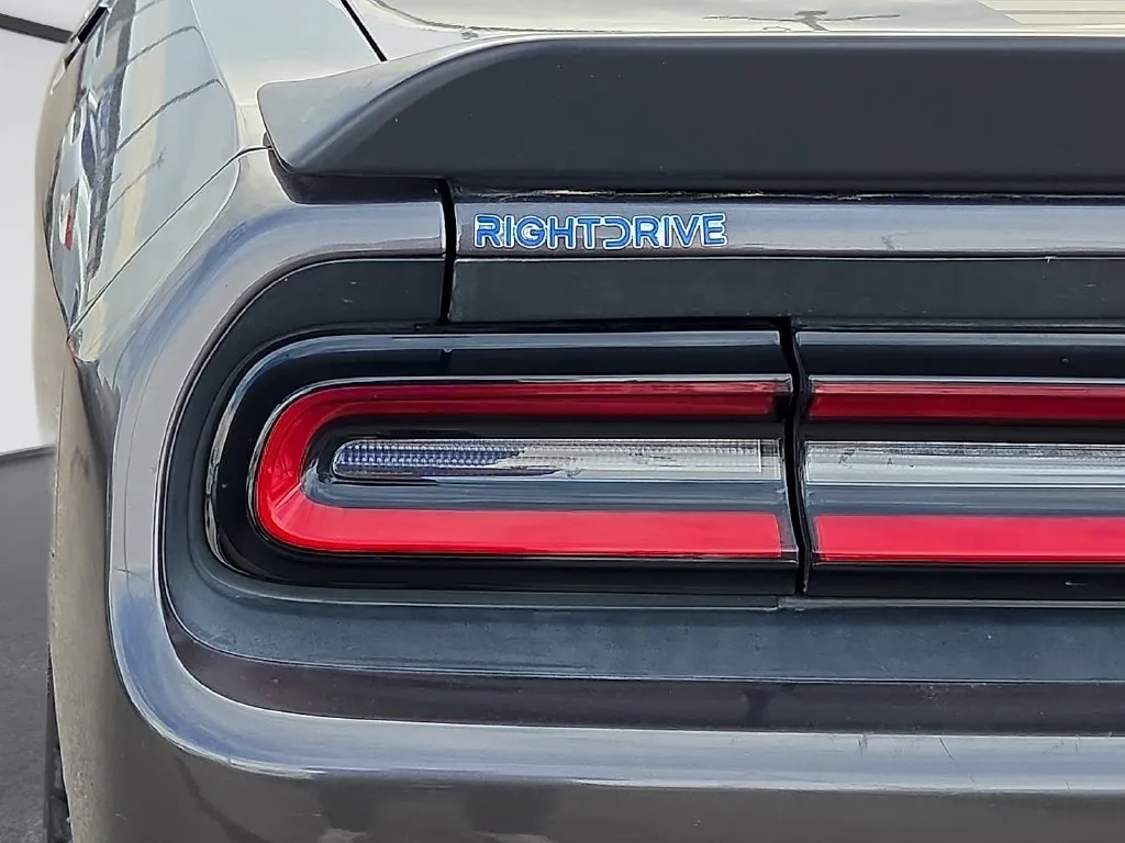 Dodge Challenger photo 11