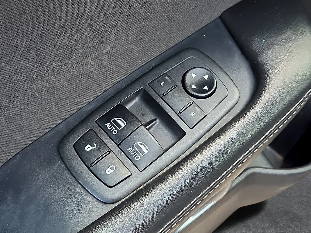 Dodge Challenger photo 17
