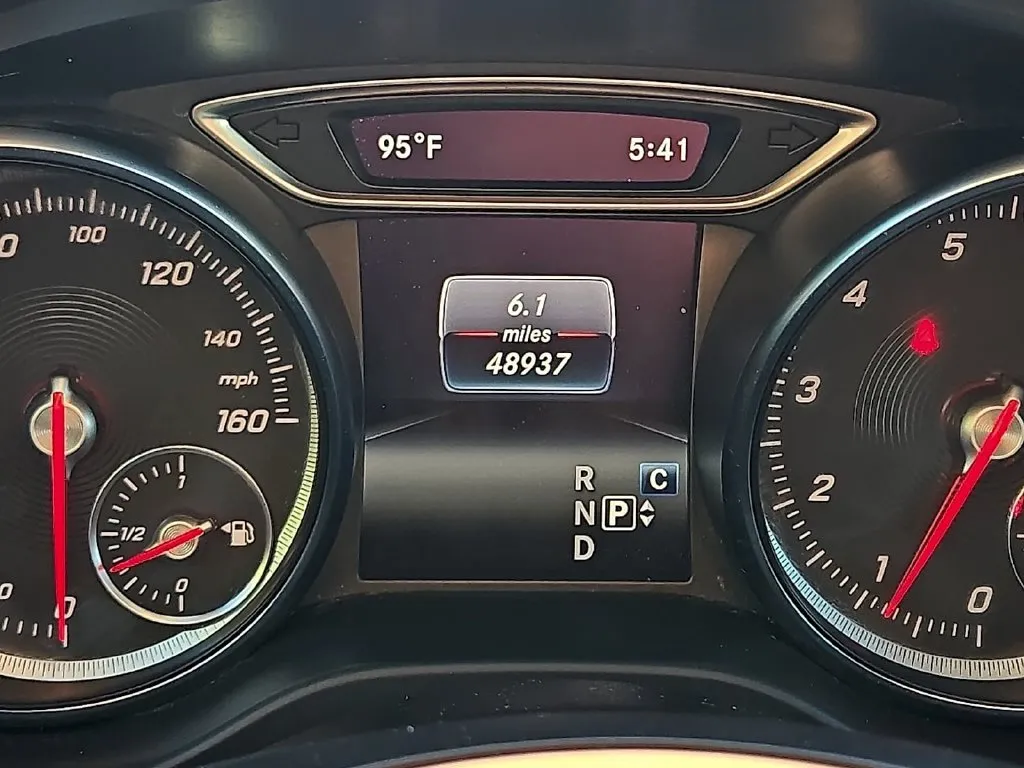 Mercedes-Benz GLA photo 23