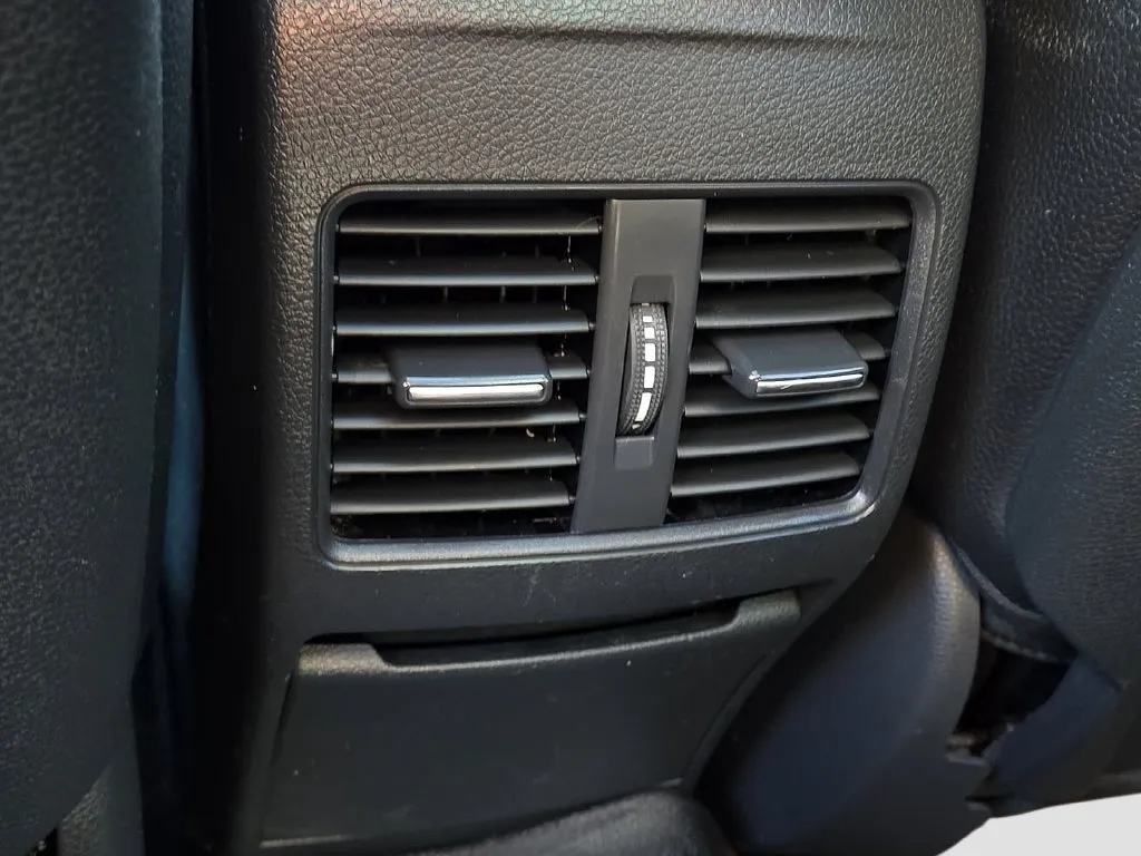 Mercedes-Benz GLA photo 12