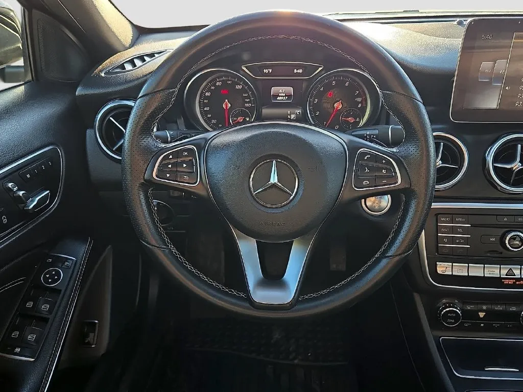 Mercedes-Benz GLA photo 14