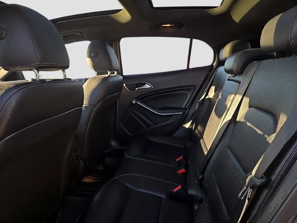 Mercedes-Benz GLA photo 11