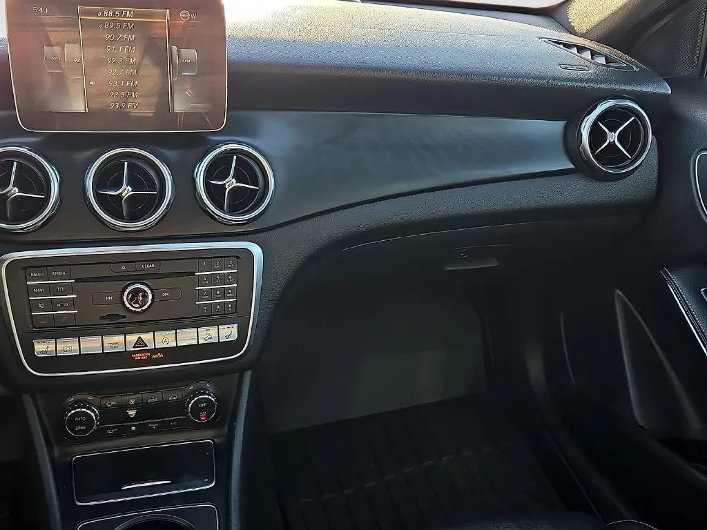 Mercedes-Benz GLA photo 15