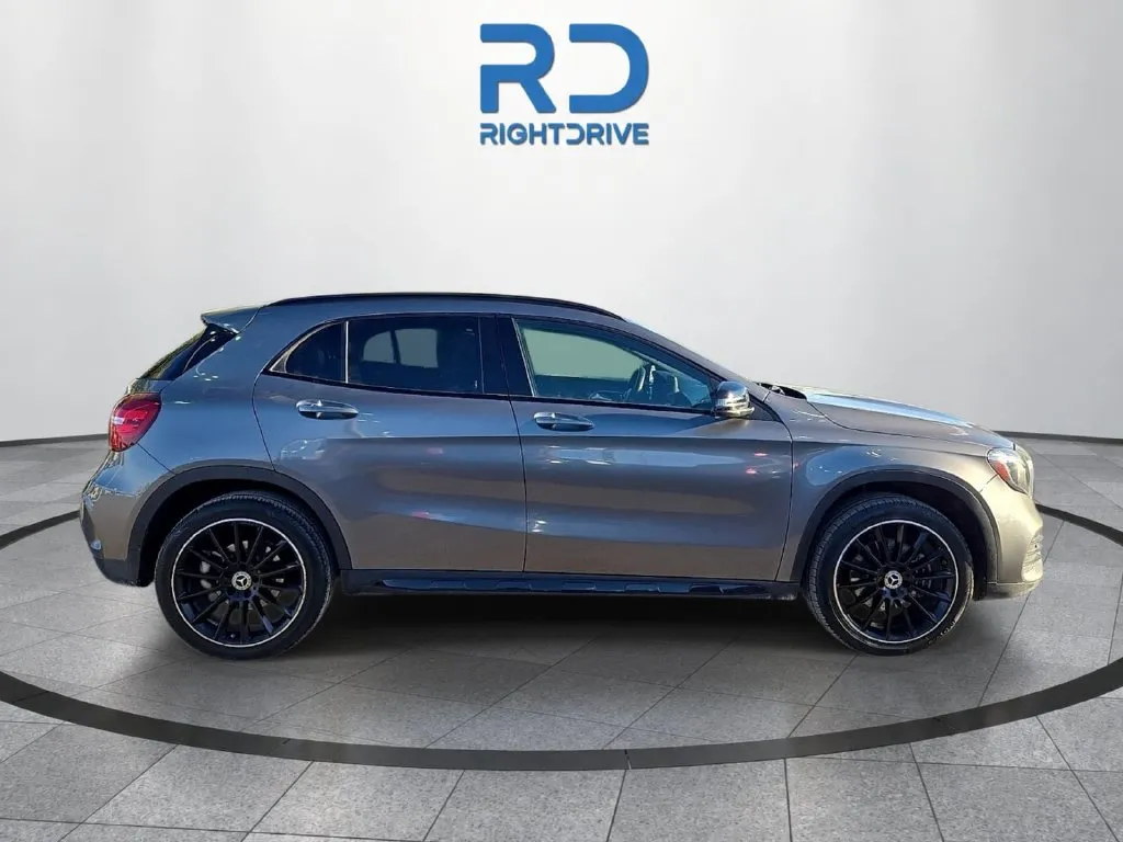 Mercedes-Benz GLA photo 2