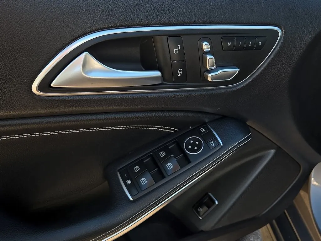 Mercedes-Benz GLA photo 17