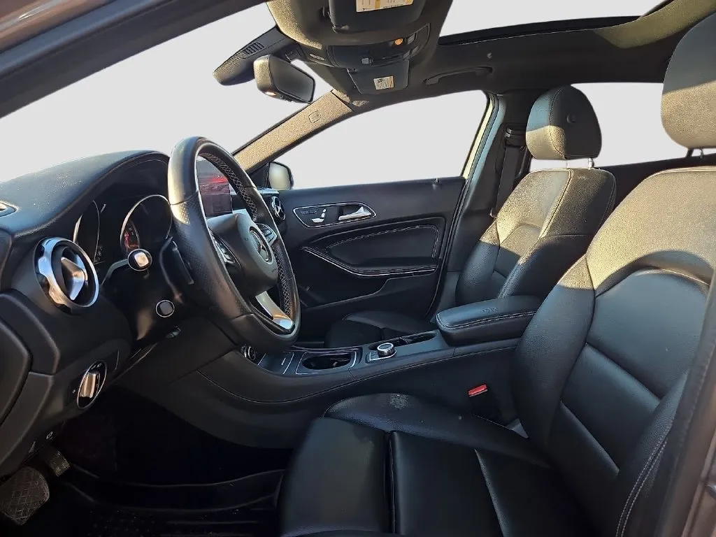 Mercedes-Benz GLA photo 16