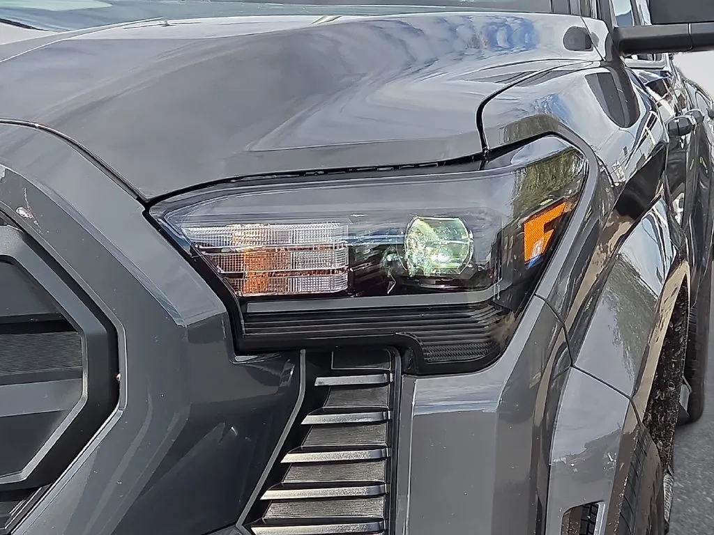 Toyota Tacoma photo 8