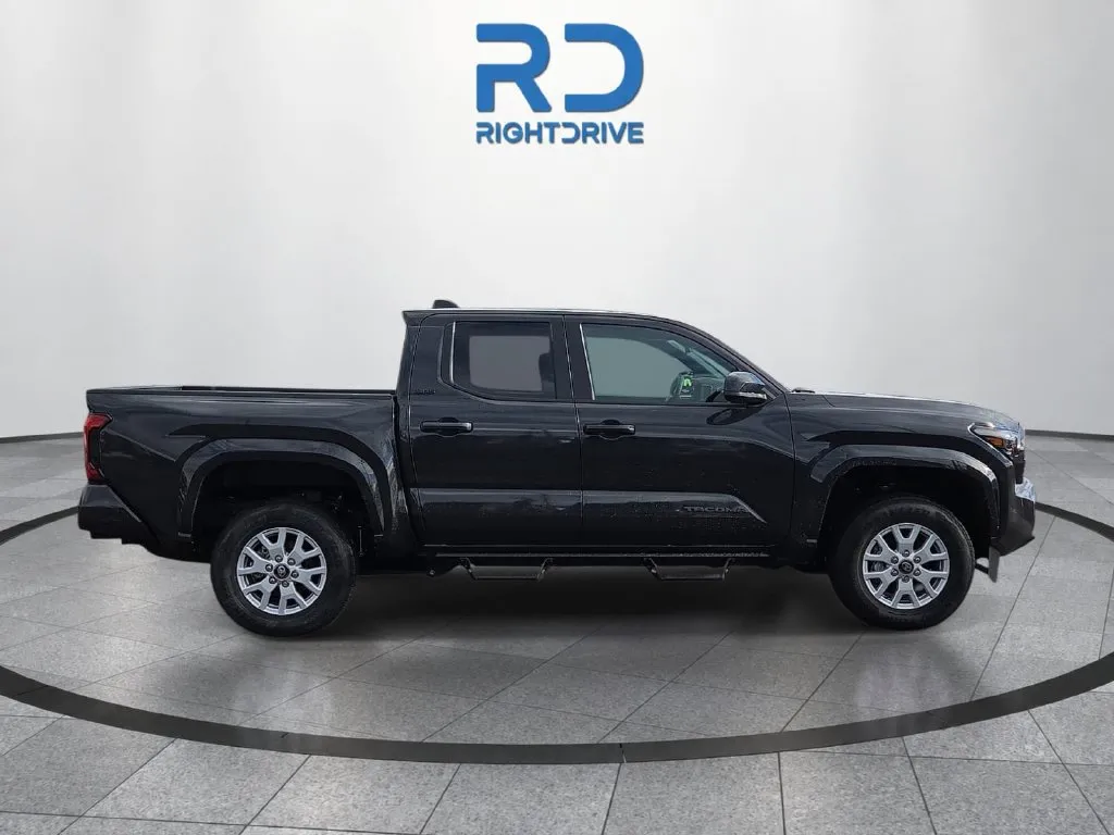 Toyota Tacoma photo 2